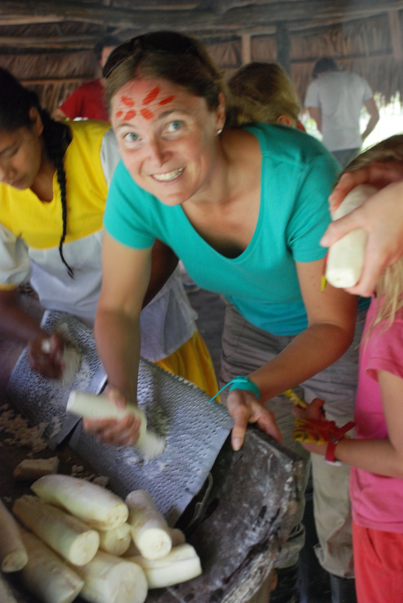 Marie prépare une galette de manioc   